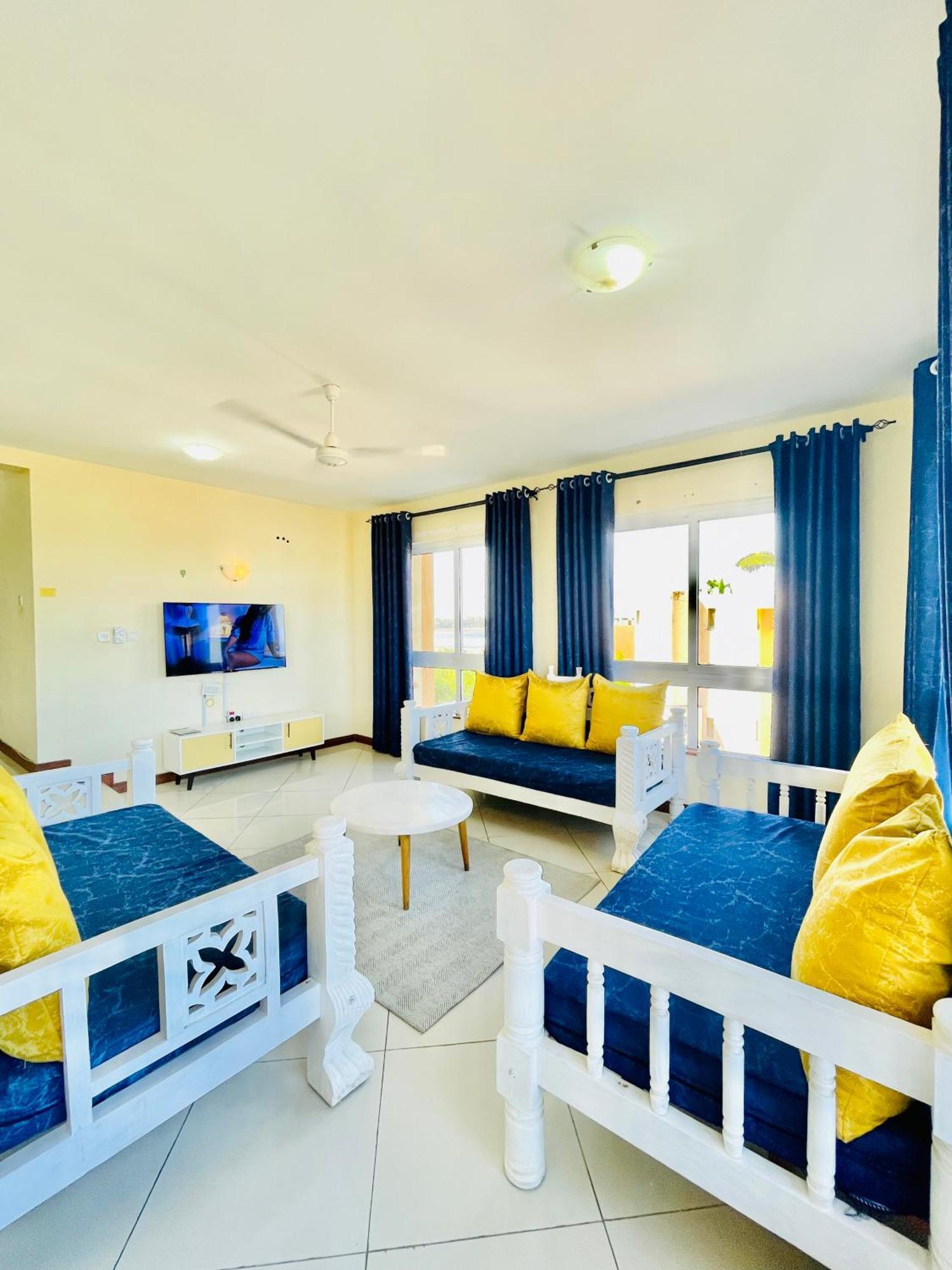 Elna'S Nyali - Work & Unwind - Pool, Sea Views, Ac & Fast Wi-Fi Bed & Breakfast Mombasa Exterior photo