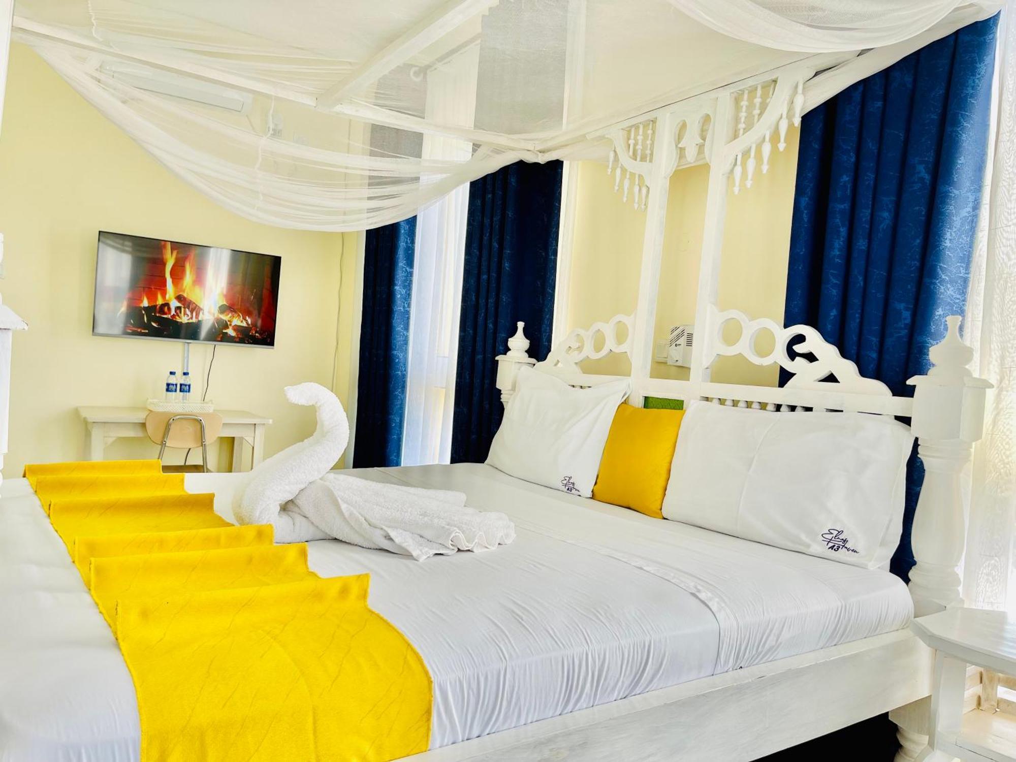 Elna'S Nyali - Work & Unwind - Pool, Sea Views, Ac & Fast Wi-Fi Bed & Breakfast Mombasa Exterior photo