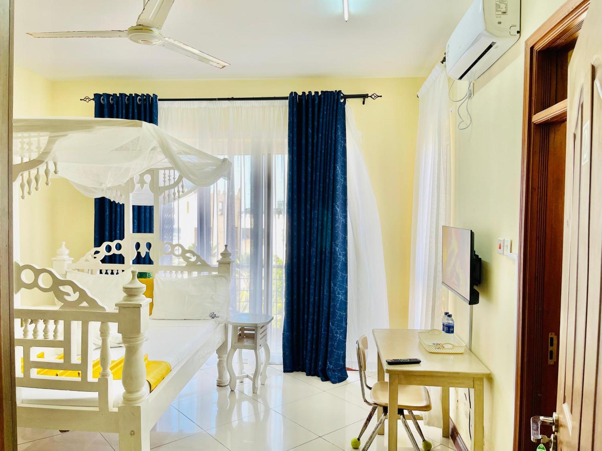Elna'S Nyali - Work & Unwind - Pool, Sea Views, Ac & Fast Wi-Fi Bed & Breakfast Mombasa Exterior photo