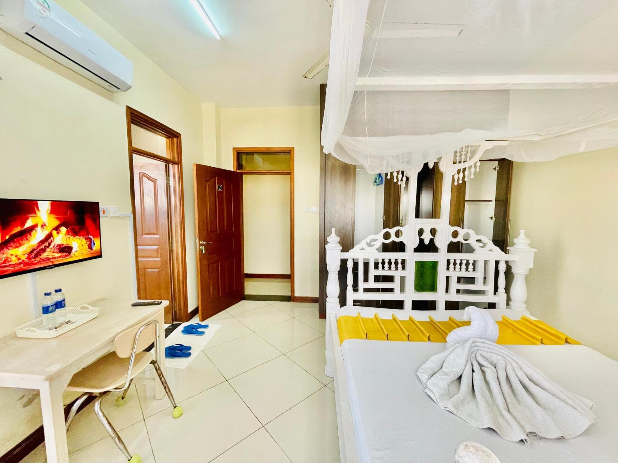 Elna'S Nyali - Work & Unwind - Pool, Sea Views, Ac & Fast Wi-Fi Bed & Breakfast Mombasa Exterior photo