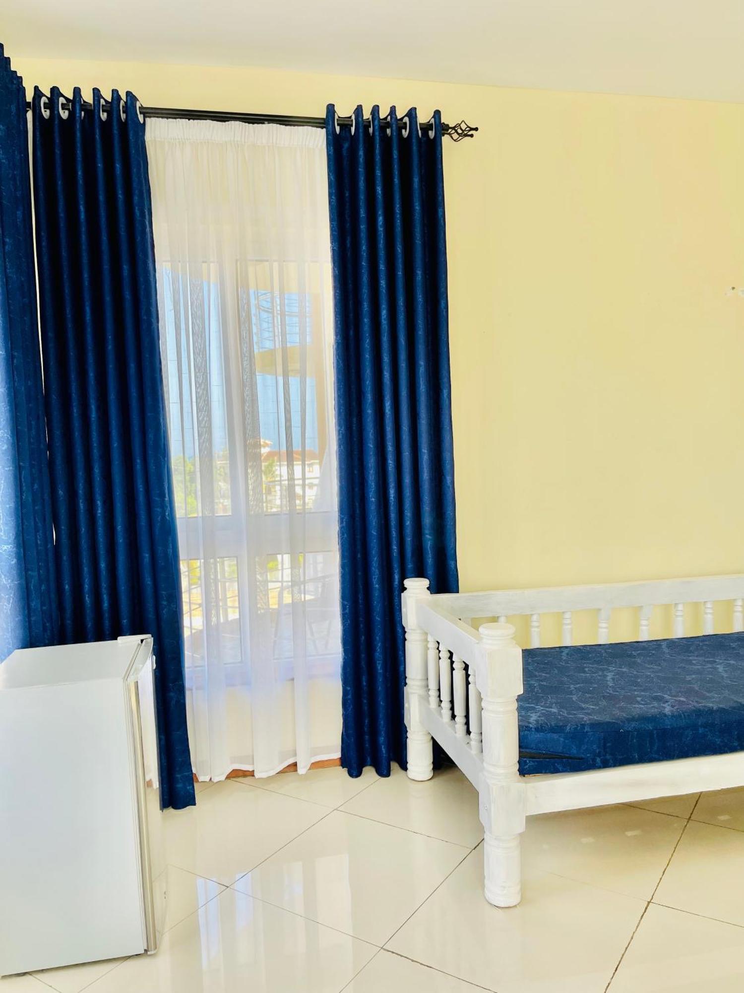 Elna'S Nyali - Work & Unwind - Pool, Sea Views, Ac & Fast Wi-Fi Bed & Breakfast Mombasa Exterior photo