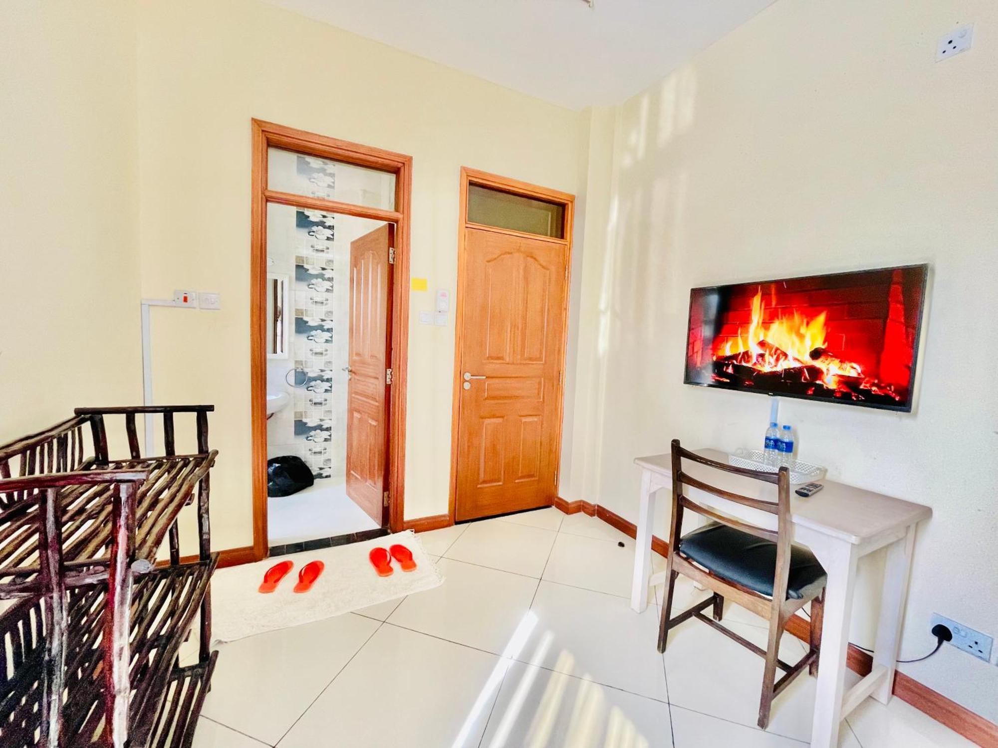 Elna'S Nyali - Work & Unwind - Pool, Sea Views, Ac & Fast Wi-Fi Bed & Breakfast Mombasa Exterior photo