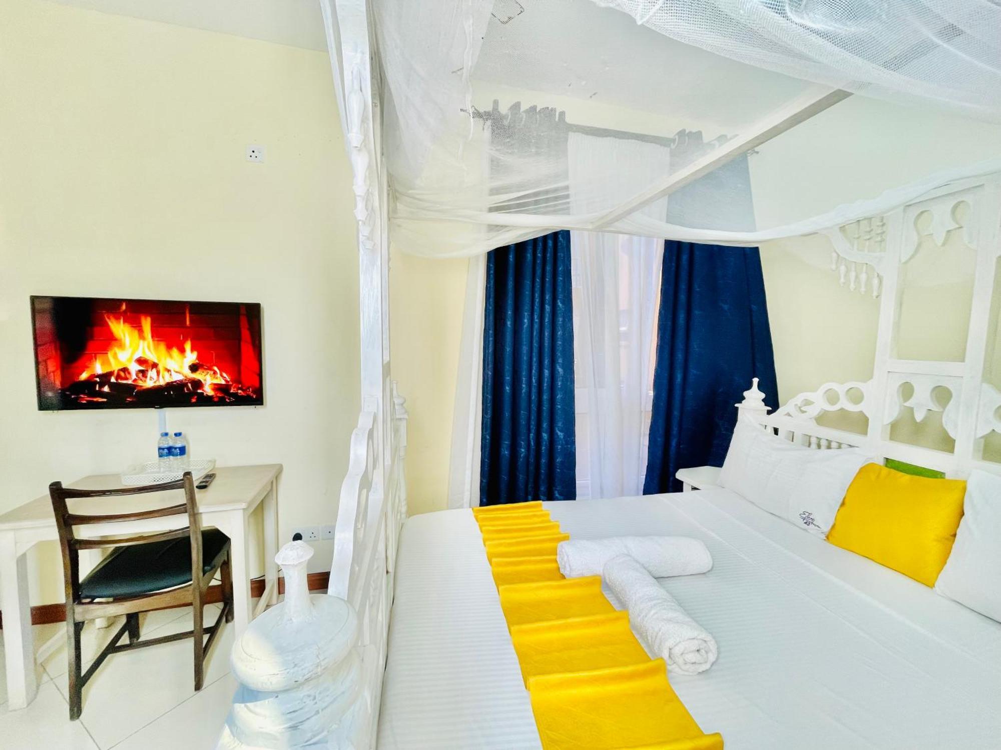 Elna'S Nyali - Work & Unwind - Pool, Sea Views, Ac & Fast Wi-Fi Bed & Breakfast Mombasa Exterior photo