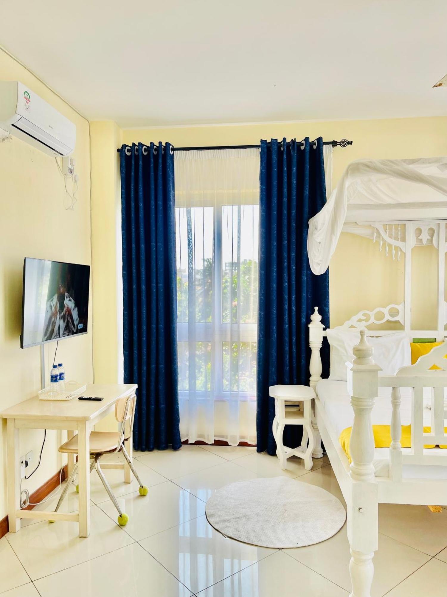 Elna'S Nyali - Work & Unwind - Pool, Sea Views, Ac & Fast Wi-Fi Bed & Breakfast Mombasa Exterior photo