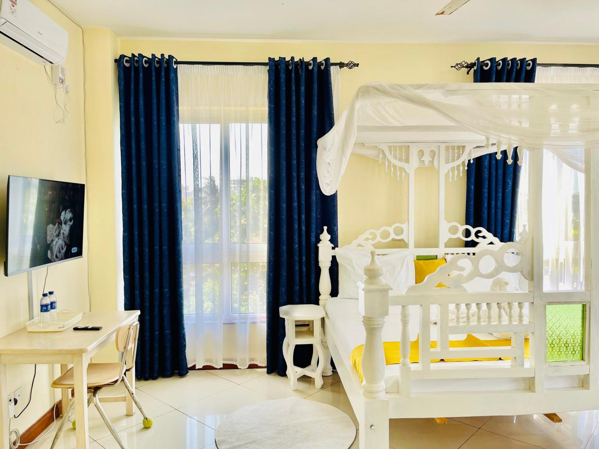 Elna'S Nyali - Work & Unwind - Pool, Sea Views, Ac & Fast Wi-Fi Bed & Breakfast Mombasa Exterior photo