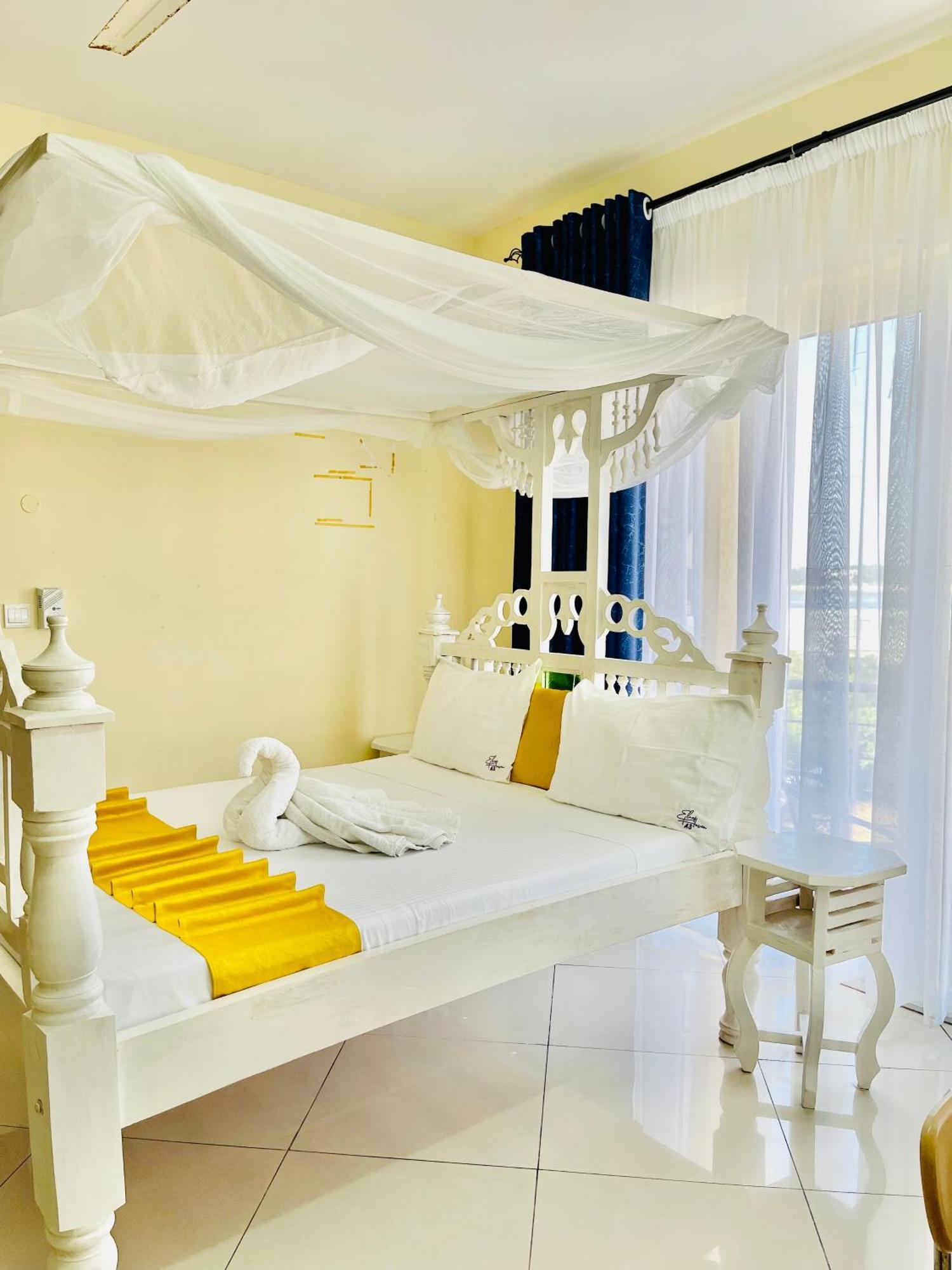 Elna'S Nyali - Work & Unwind - Pool, Sea Views, Ac & Fast Wi-Fi Bed & Breakfast Mombasa Exterior photo