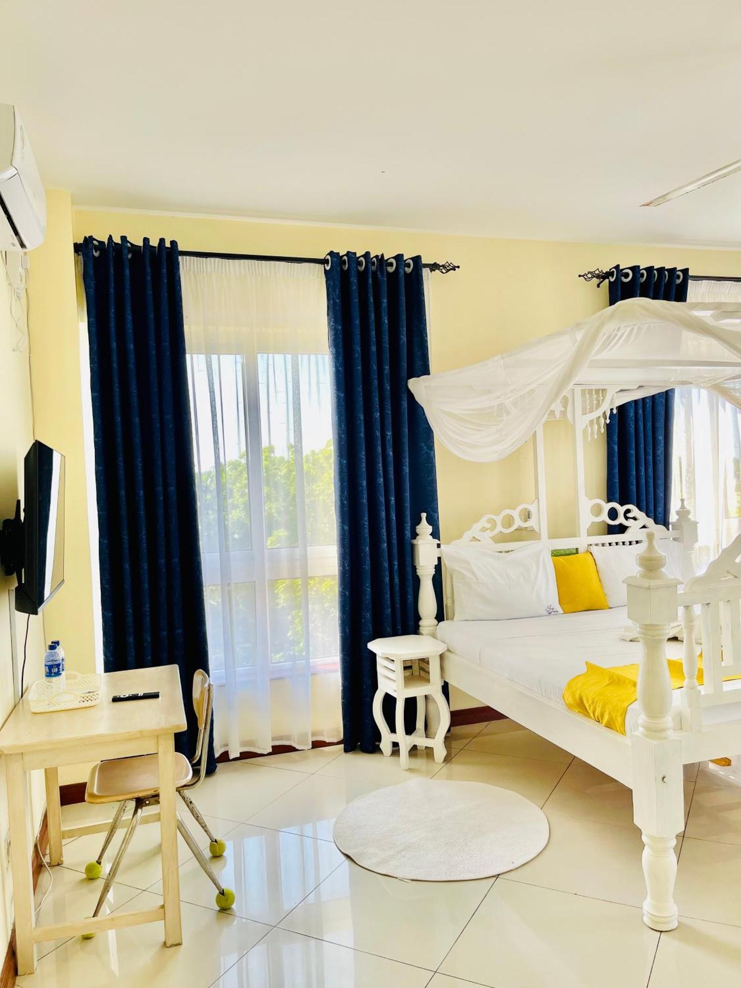 Elna'S Nyali - Work & Unwind - Pool, Sea Views, Ac & Fast Wi-Fi Bed & Breakfast Mombasa Exterior photo