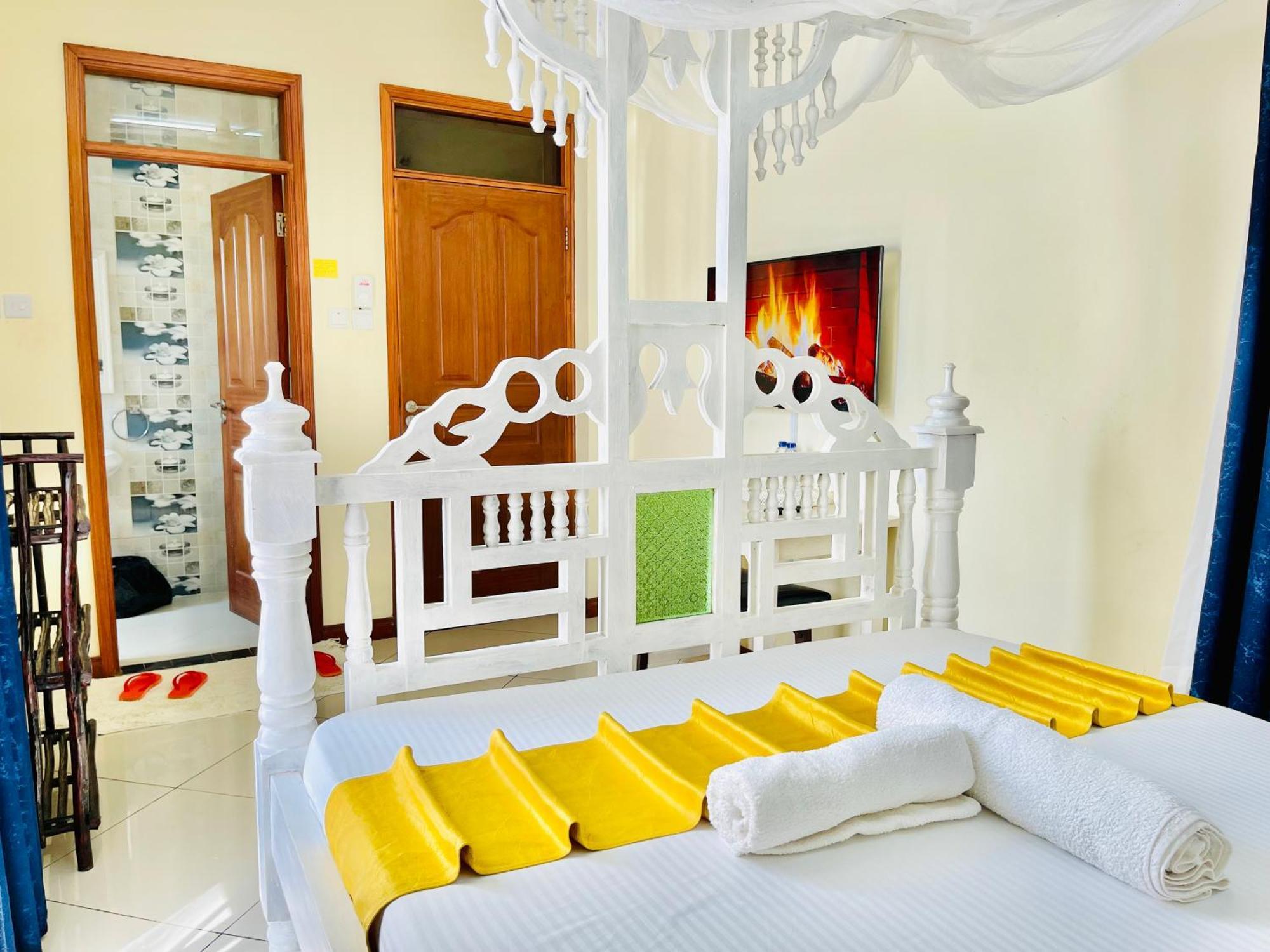 Elna'S Nyali - Work & Unwind - Pool, Sea Views, Ac & Fast Wi-Fi Bed & Breakfast Mombasa Exterior photo