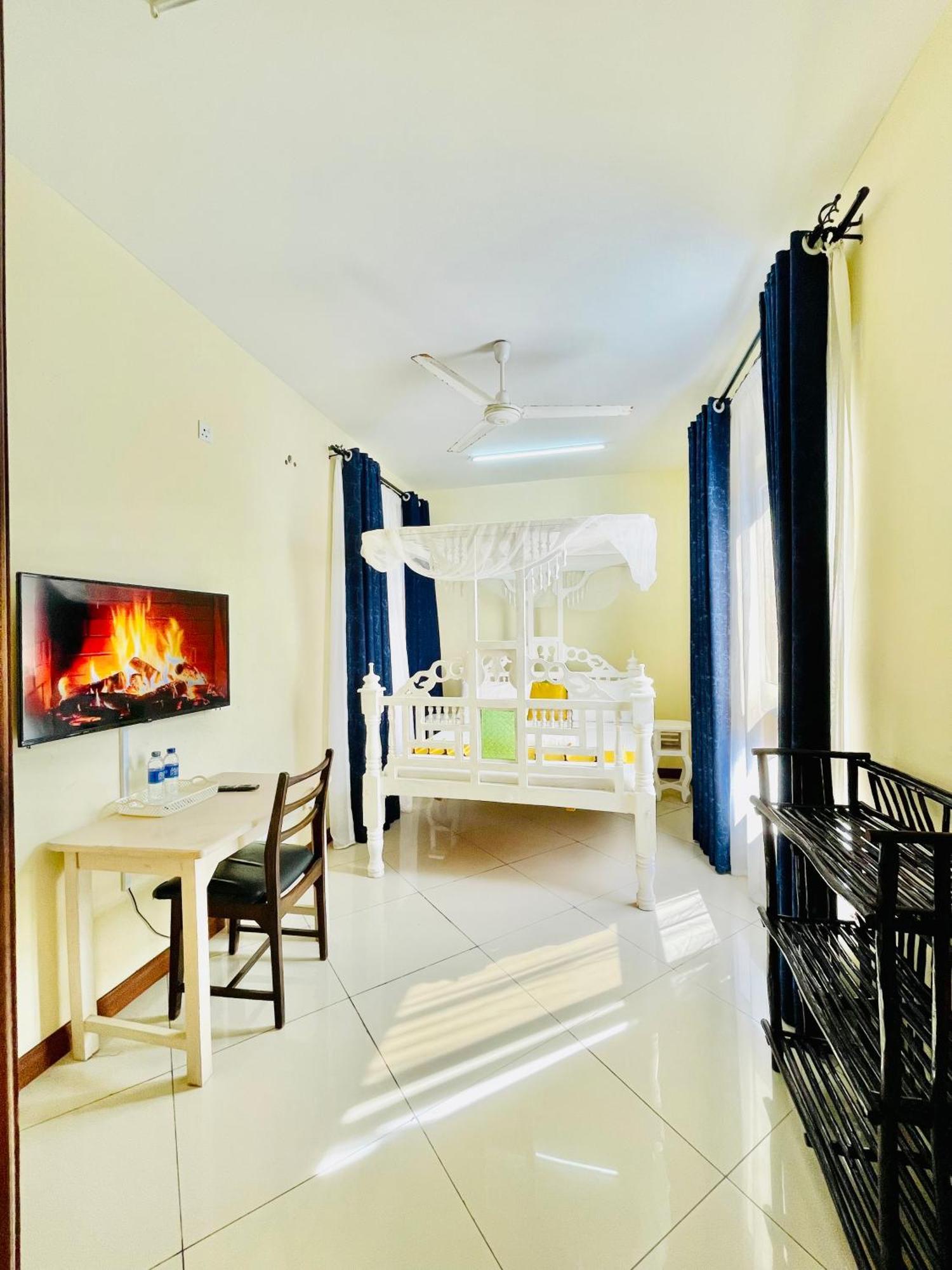 Elna'S Nyali - Work & Unwind - Pool, Sea Views, Ac & Fast Wi-Fi Bed & Breakfast Mombasa Exterior photo