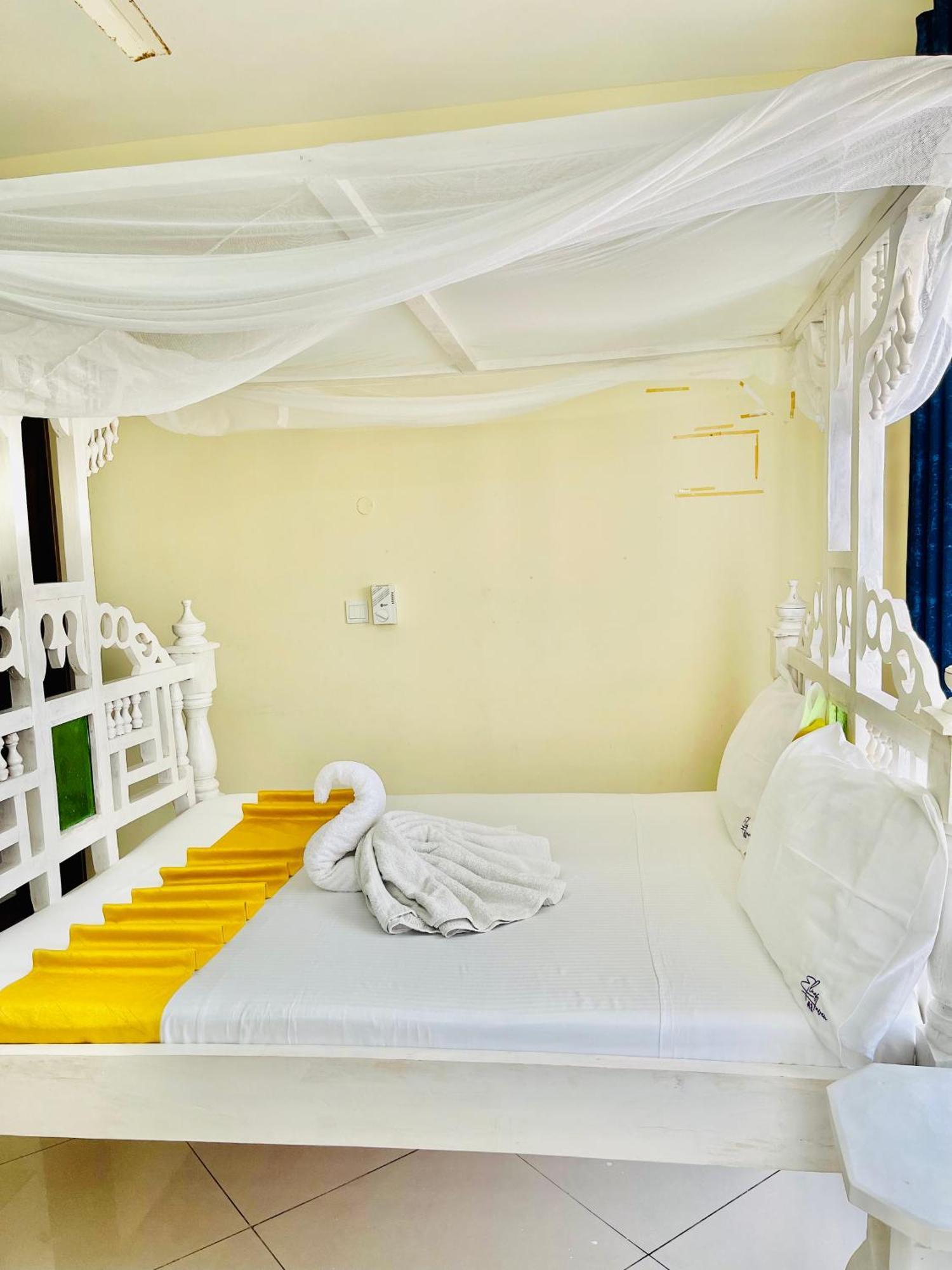 Elna'S Nyali - Work & Unwind - Pool, Sea Views, Ac & Fast Wi-Fi Bed & Breakfast Mombasa Exterior photo
