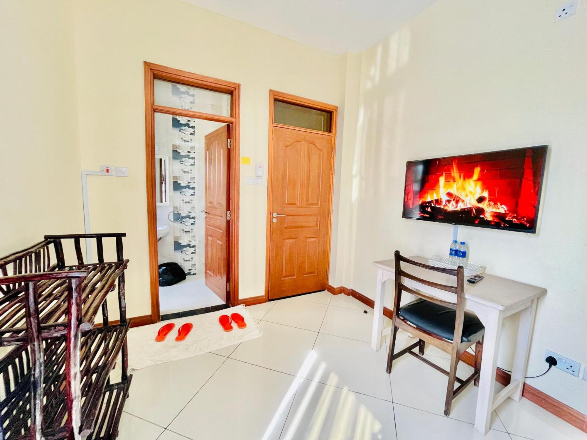 Elna'S Nyali - Work & Unwind - Pool, Sea Views, Ac & Fast Wi-Fi Bed & Breakfast Mombasa Exterior photo