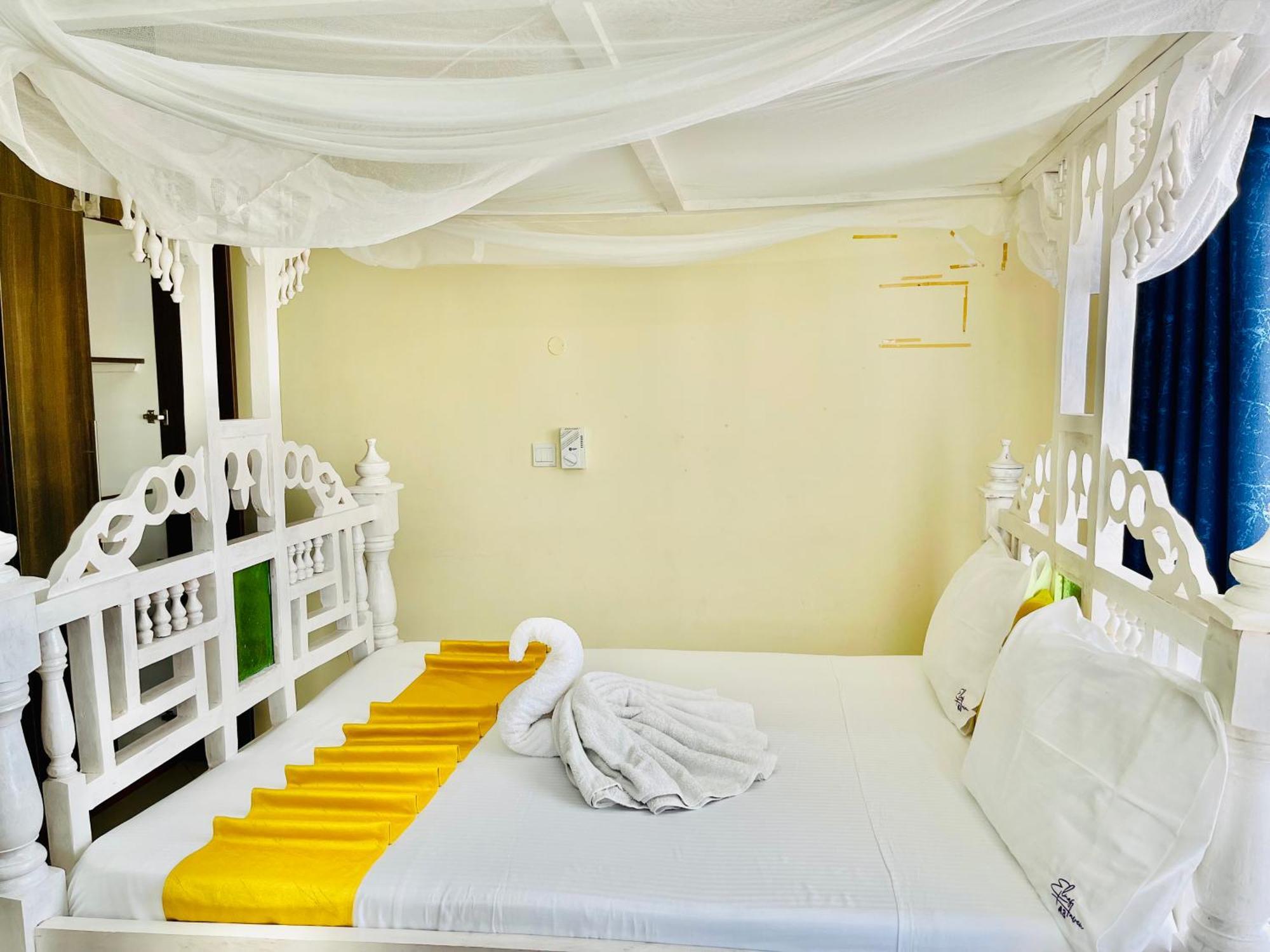 Elna'S Nyali - Work & Unwind - Pool, Sea Views, Ac & Fast Wi-Fi Bed & Breakfast Mombasa Exterior photo