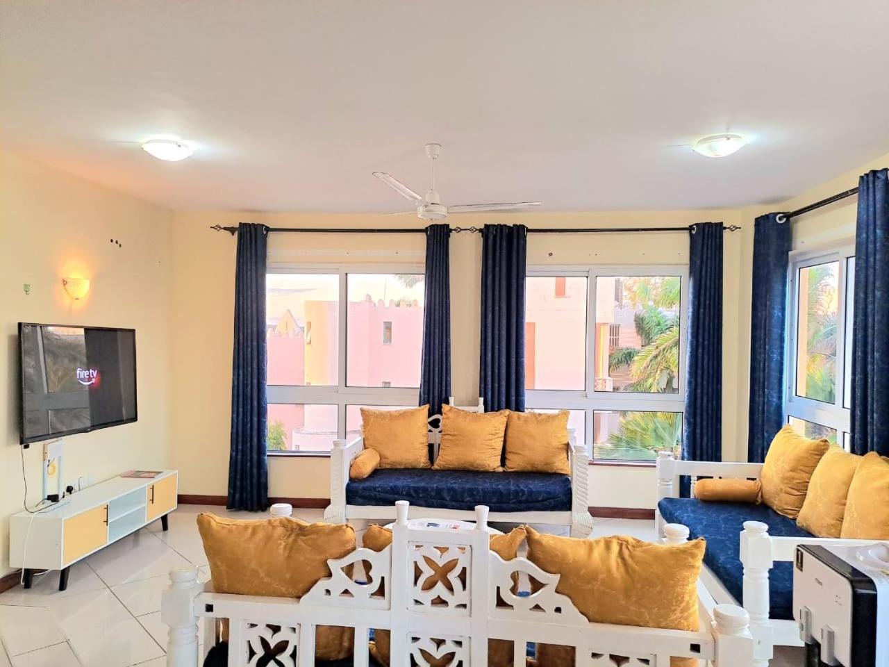 Elna'S Nyali - Work & Unwind - Pool, Sea Views, Ac & Fast Wi-Fi Bed & Breakfast Mombasa Exterior photo