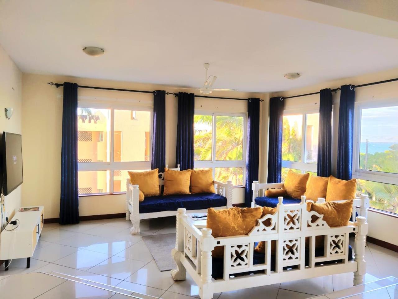 Elna'S Nyali - Work & Unwind - Pool, Sea Views, Ac & Fast Wi-Fi Bed & Breakfast Mombasa Exterior photo